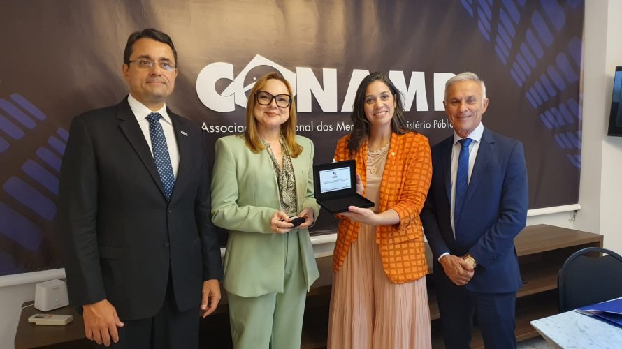 CONAMP entrega homenagem à deputada Iza Arruda